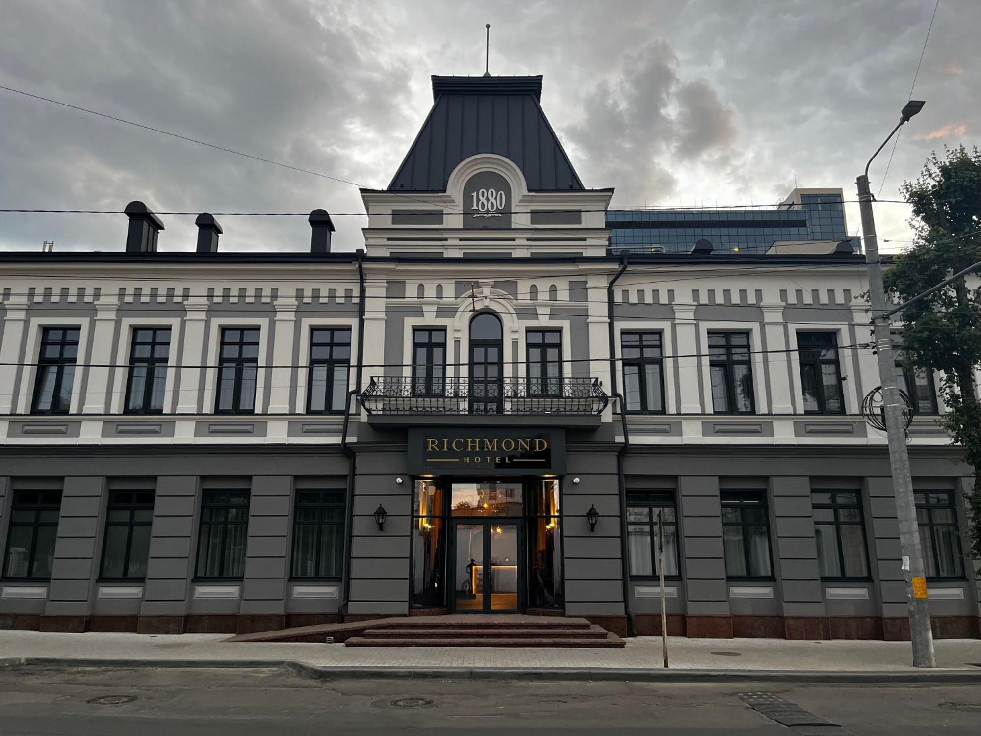 Richmond Hotel Chişinau Exteriör bild